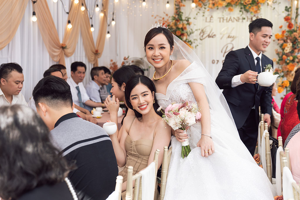 Kết hợp tạo dáng và trang điểm trong ảnh phóng sự cưới
