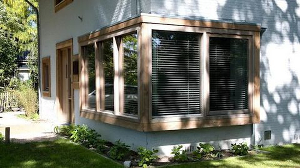 Sự độc đáo của việc kết hợp với manh trẻ tạo nên một chiế cửa sổ vừa mang phong cách hiện đại vừa mang cảm giác giản dị, gần gũi