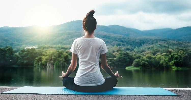 5 tư thế yoga giúp ngủ ngon hơn