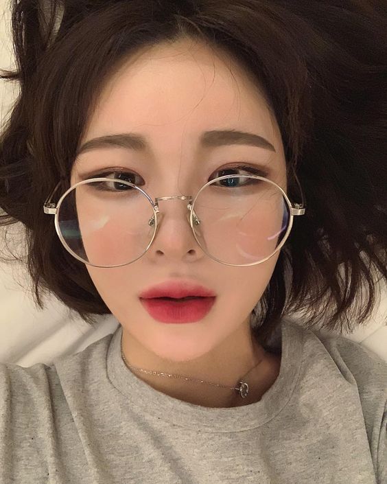 Gọng kính cận Hàn Quốc chính hãng: Sự lựa chọn hàng đầu cho các tín đồ thời trang