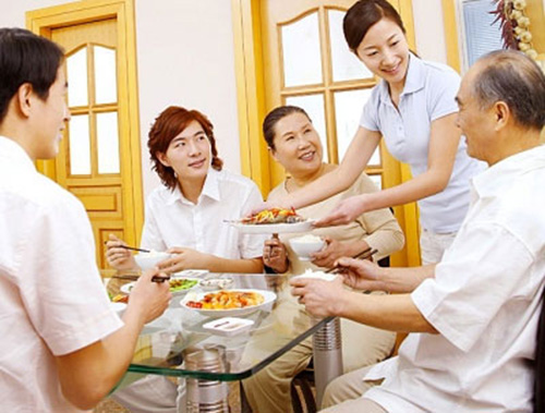 thue-nguoi-cham-soc-nguoi-gia-tai-noi-uy-tin-nhat