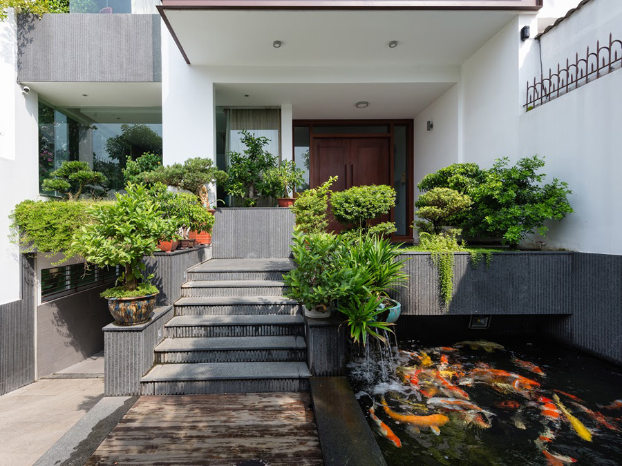 Kết hợp hồ cá, thác nước, cây xanh mang đến nhiều may mắn cho gia chủ