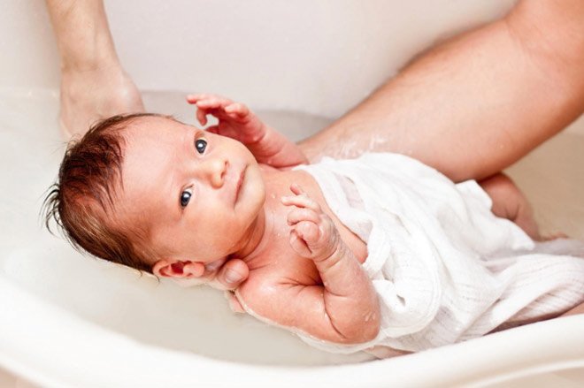 h-nghiem-cham-soc-em-be-so-sinh