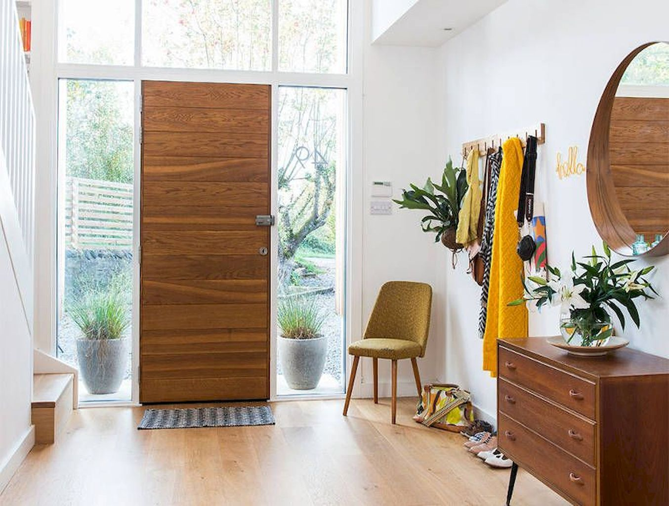 Hạn chế đặt gương hoặc vật nhọn đối diện trực tiếp cửa ra vào