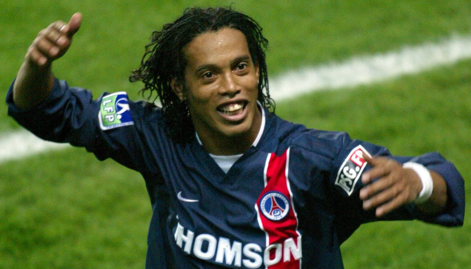 Ronaldinho được mệnh danh là phù thủy sân cỏ