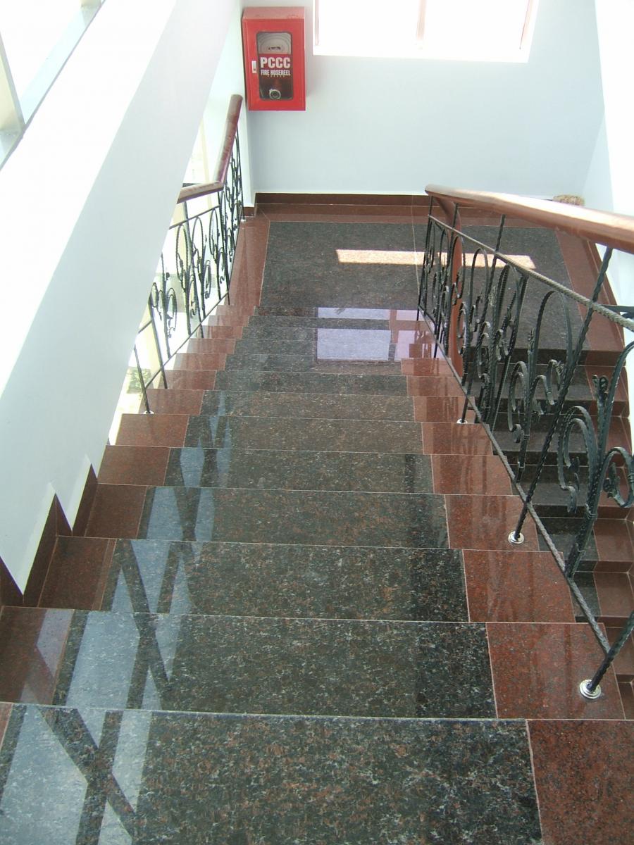 Đá hoa cương ốp cầu thang