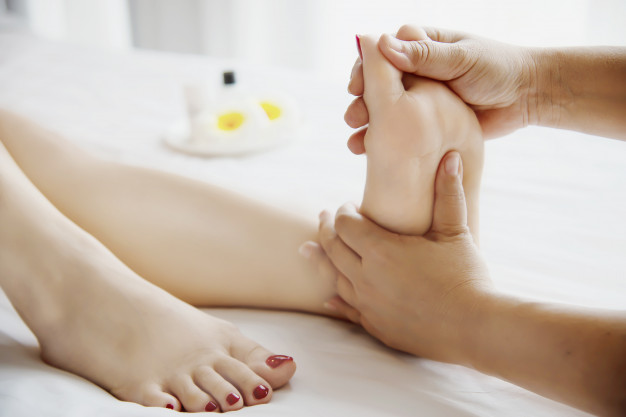 6 Cách chăm sóc bàn chân mùa hanh khô đơn giải tại nhà