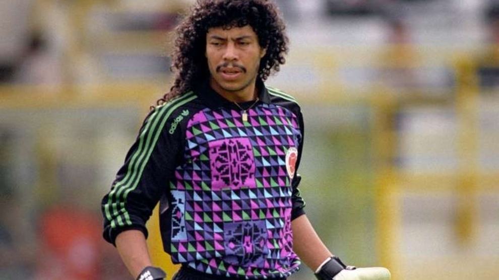 Thủ môn Rene Higuita với mái tóc xù nổi bật