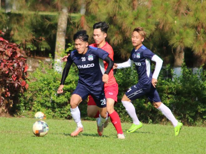 Cả hai đều có chung một chế độ nội bất xuất và ngoại bất nhập, do đó giải đấu này không bị VFF hay VPF “tuýp còi”
