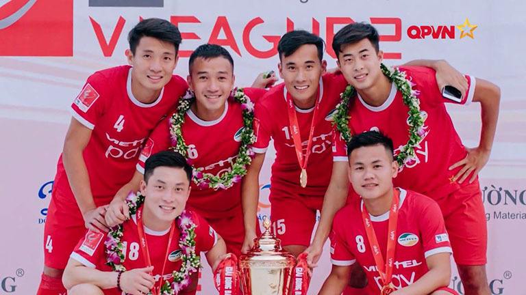Màu áo đỏ đặc trưng tạo nên biệt danh đội bóng Áo lính Cơn lốc đỏ