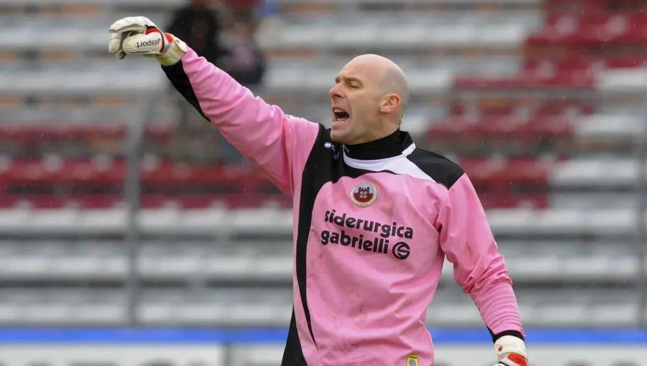 Andrea Pierobon giữ kỷ lục thủ thành già nhất bóng đá Italia