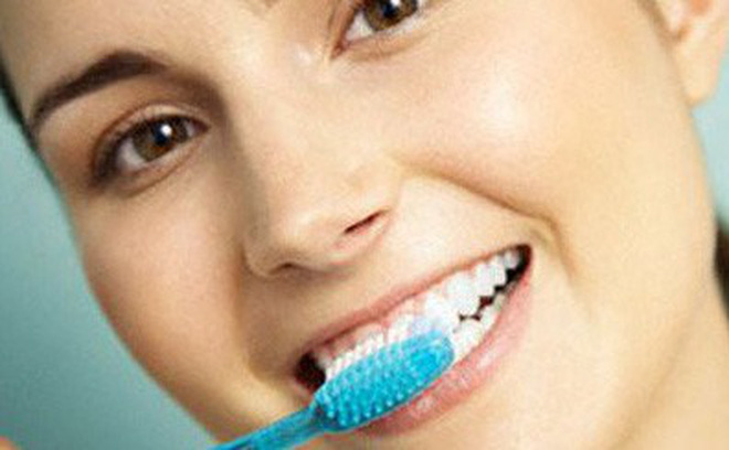 Đánh răng mỗi ngày để loại bỏ mảng bám từ thức ân