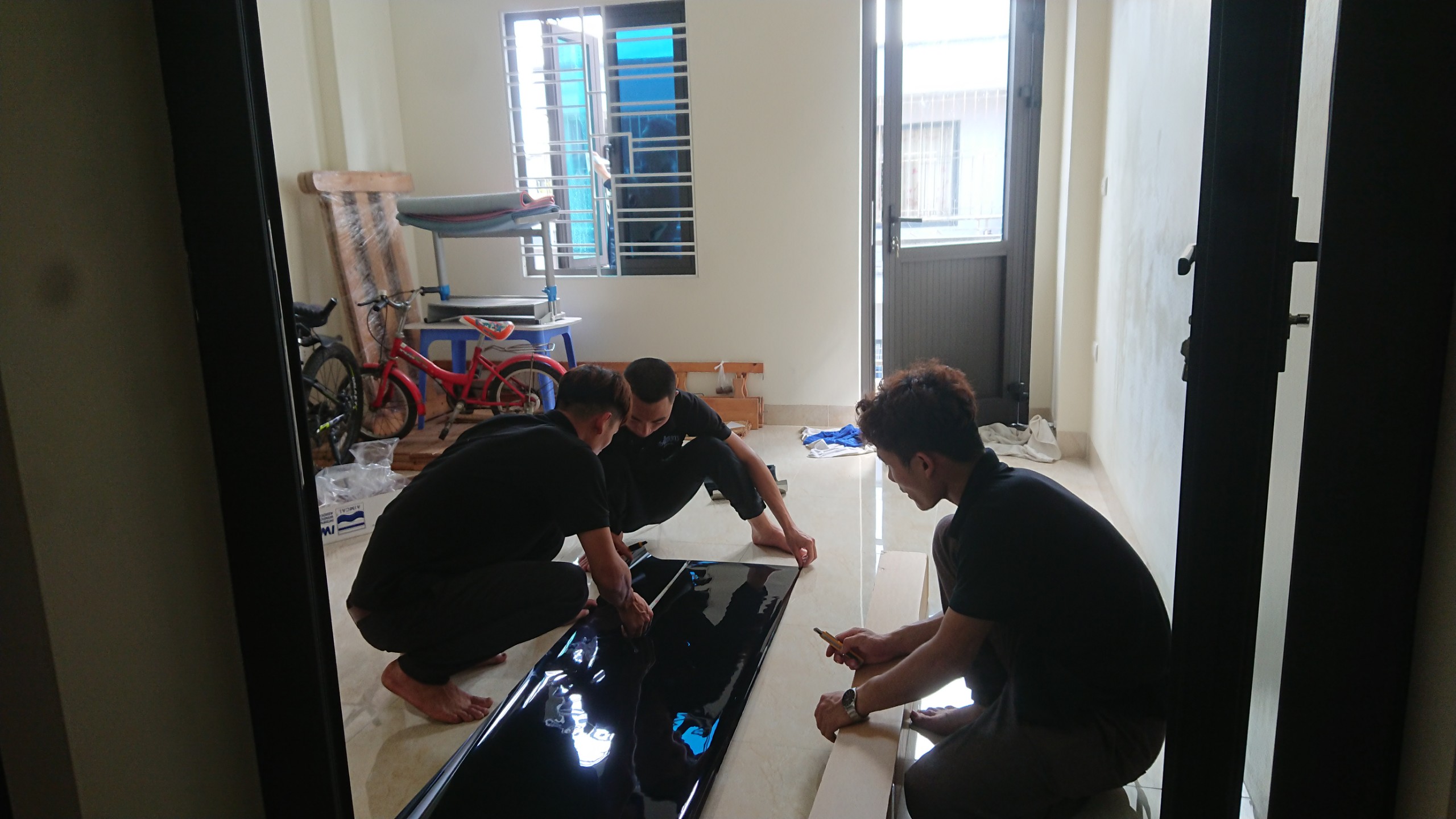 thi công giấy dán kính cho salon tóc tại nhà