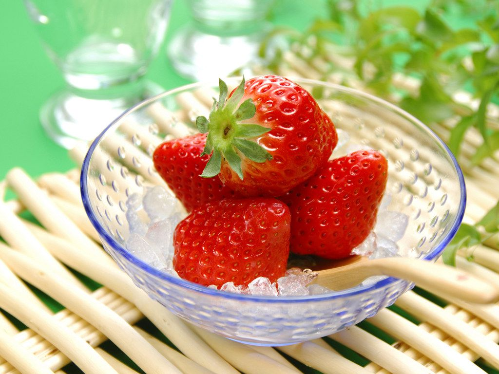 Kết hợp dâu tây và bột nở để lấy cao răng 