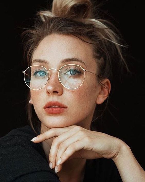 Làm thế nào để làm mới diện mạo với gọng kính cận nữ?