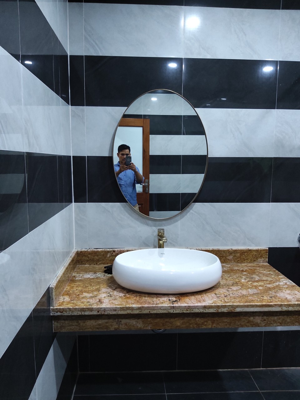 Mẫu bàn đá lavabo đặt nên khung inox