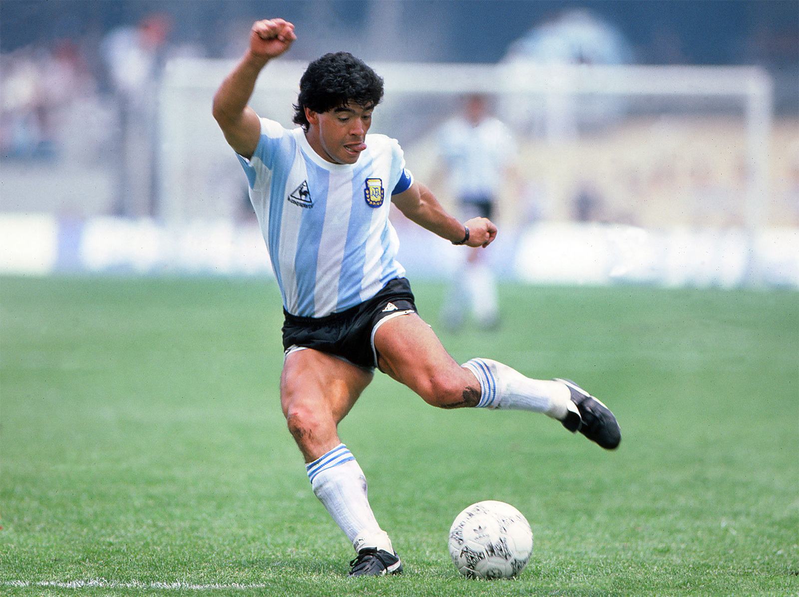 Cậu bé vàng Diego Maradona