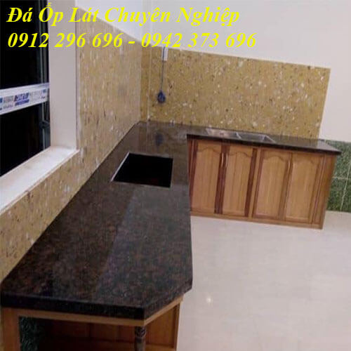 Mâu đá ốp bàn bêp giá rẻ Nâu Anh Quốc