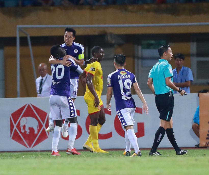Mất 3 trung vệ Hà Nội FC thiếu quân thì V.League 2020 tạm hoãn