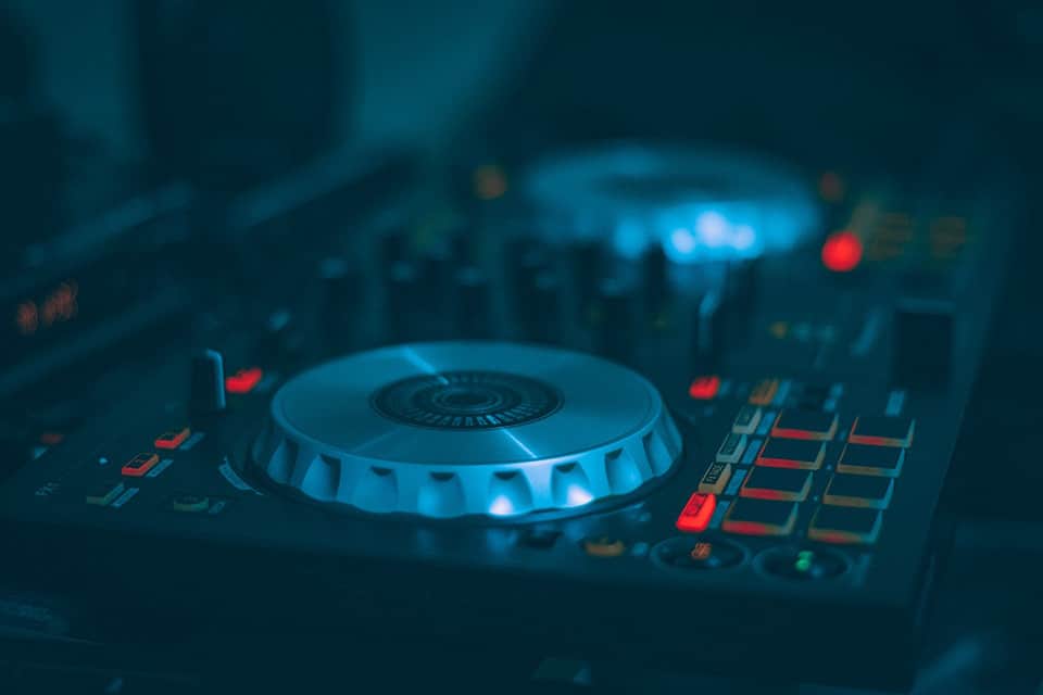 What does a DJ controller do? Explained What does a DJ controller do? Explained
