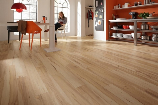 Quan sát các mép hèm gắn kết của ván sàn công nghiệp janhome