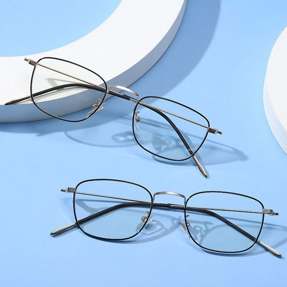 Thiết kế gọng kính chữ nhật: Tự tin và hiện đại