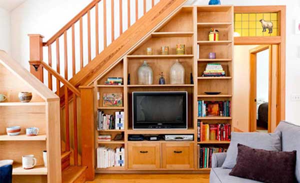 Kết hợp vách ngăn cầu thang với giá sách và kệ tivi