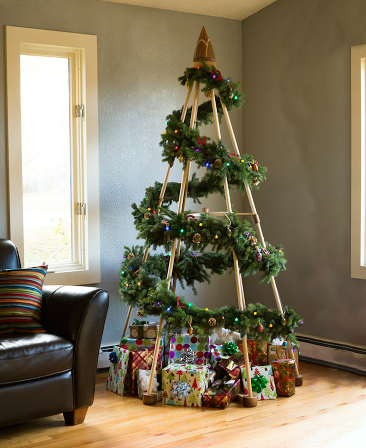 Tự tay thiết kế cây thông đơn giản mà độc đáo trang trí noel văn phòng