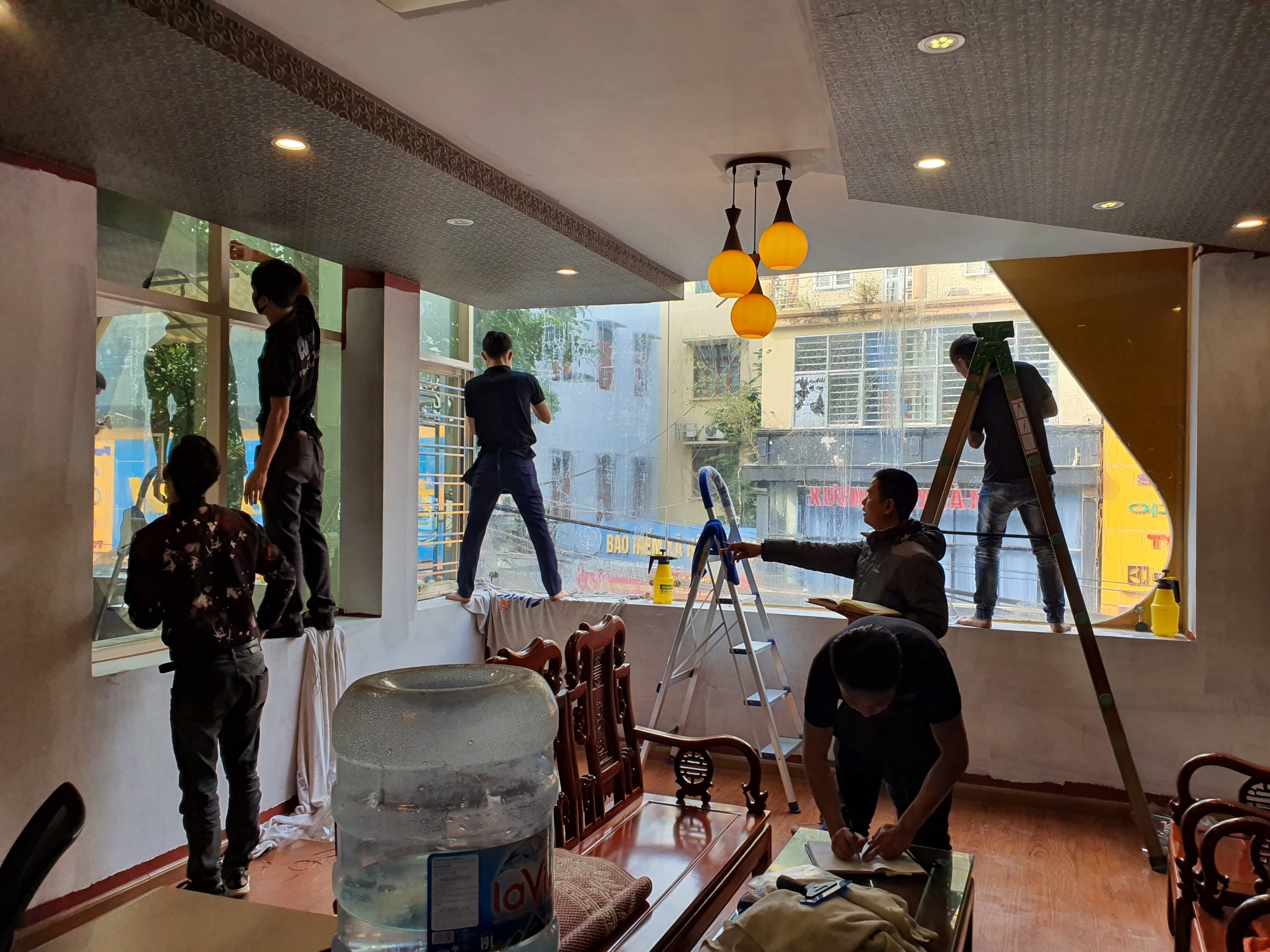 dán phim chống nắng vách kính