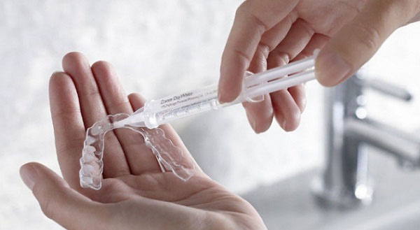 Nhỏ gel tẩy trắng lên máng