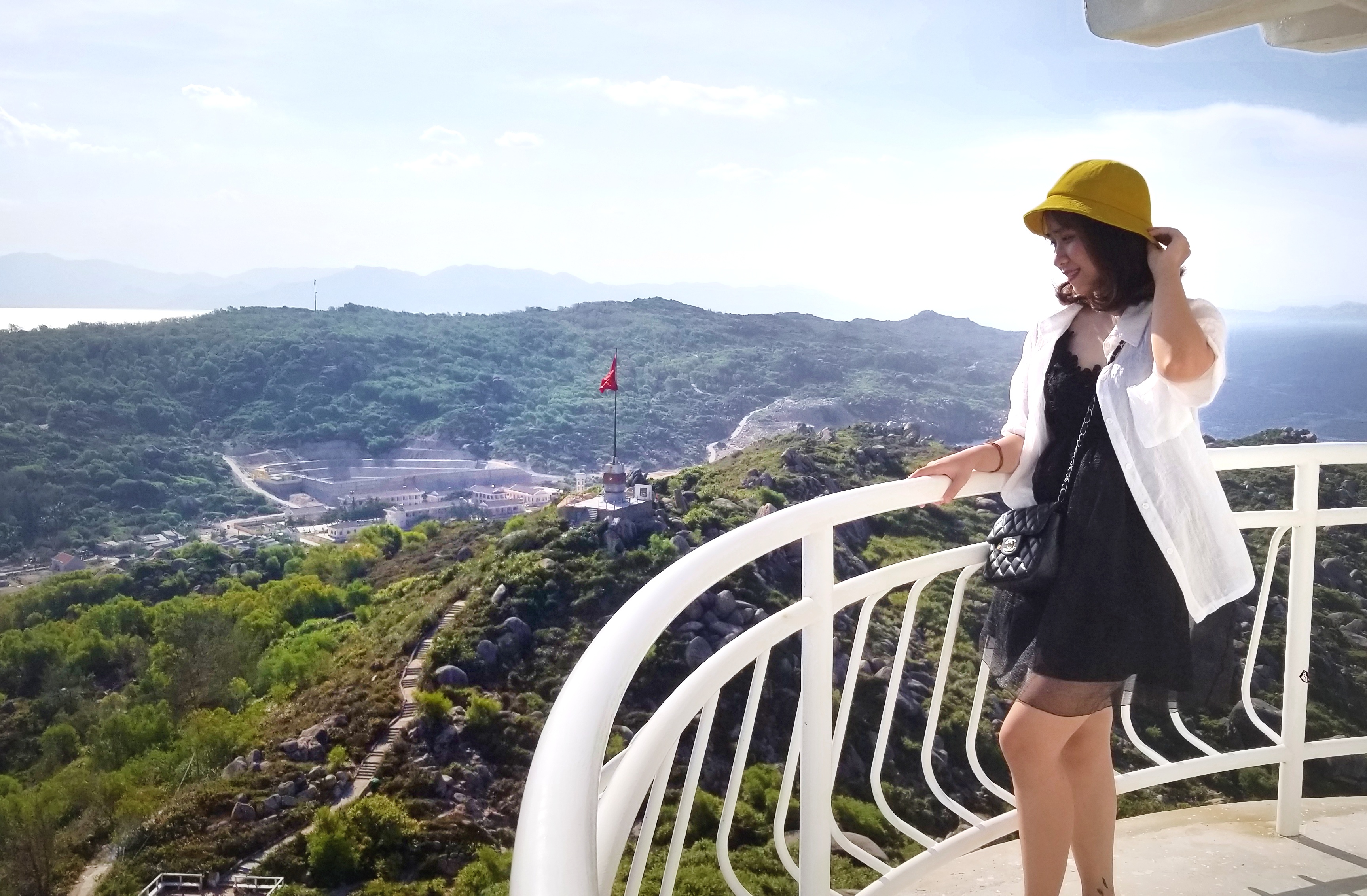 Du khách chụp hình trên đỉnh ngọn hải đăng Cù Lao Xanh