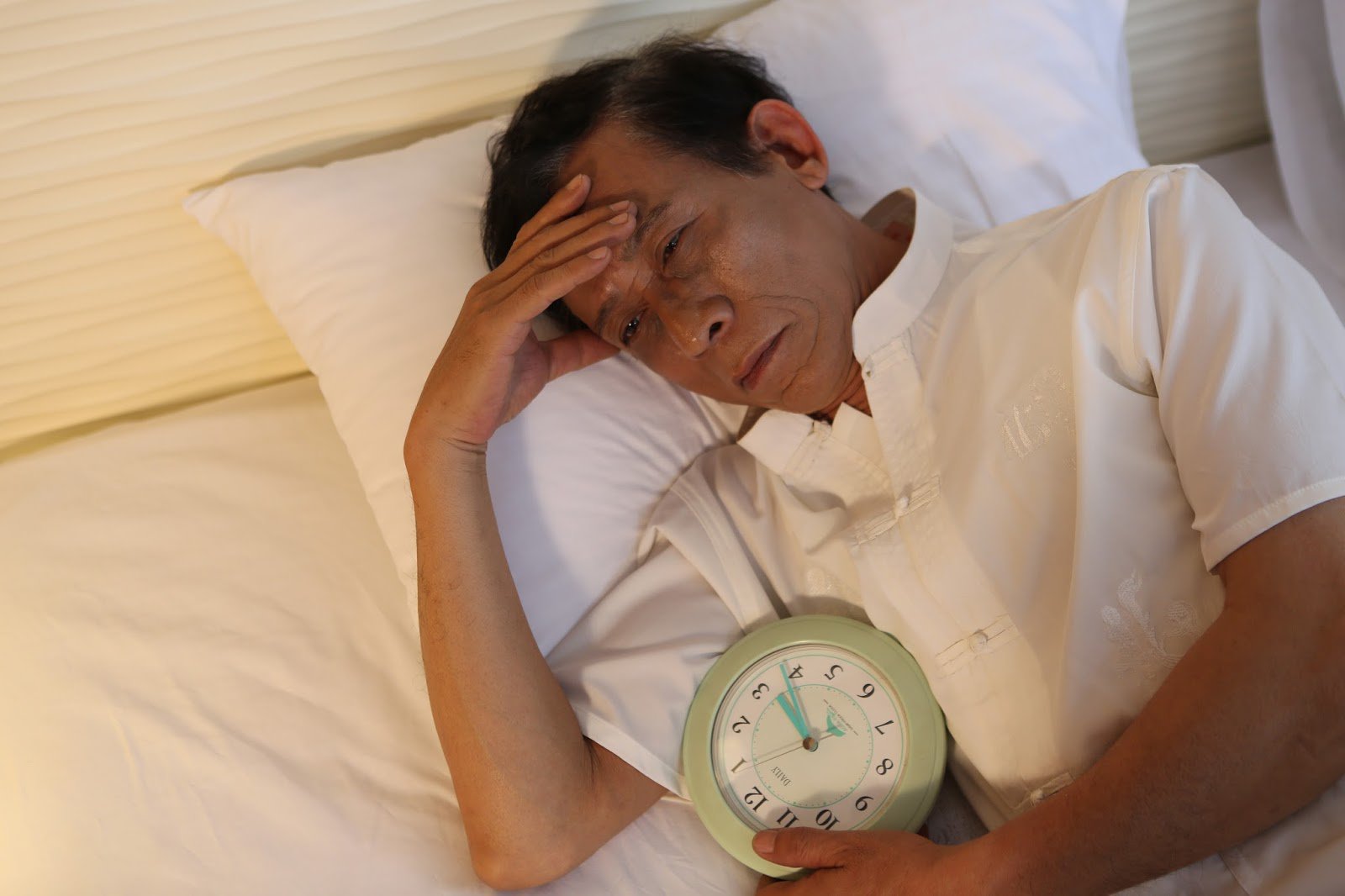 Mẹo chữa mất ngủ an toàn cho người cao tuổi