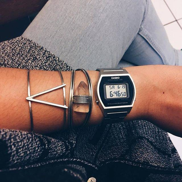 Phá cách khi mix đồng hồ điện tử nam với các vòng tay kiểu dáng độc đáo