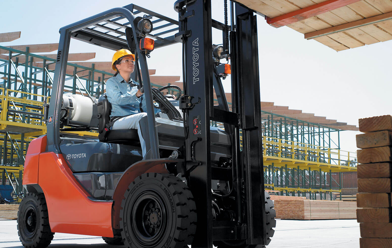 Cách bảo quản xe nâng hàng trong mùa mưa
