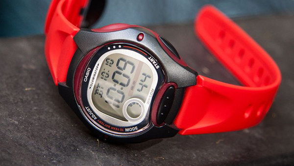 Đồng hồ cho bé gái mệnh hỏa – màu đỏ phối mặt đen