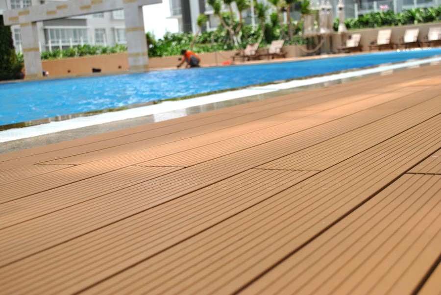 Sàn gỗ bể bơi mang lại vẻ đẹp sang trọng, sạch sẽ cho hồ bơi