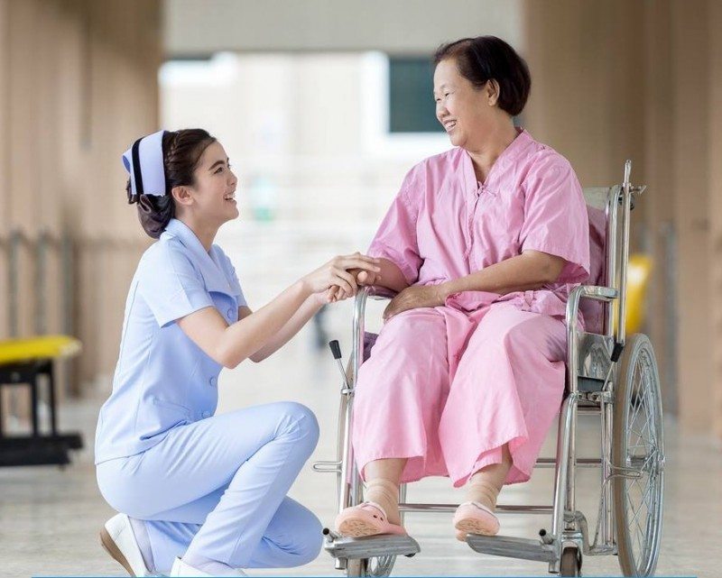 Hãy thuê người chăm bệnh nhân để an tâm hơn