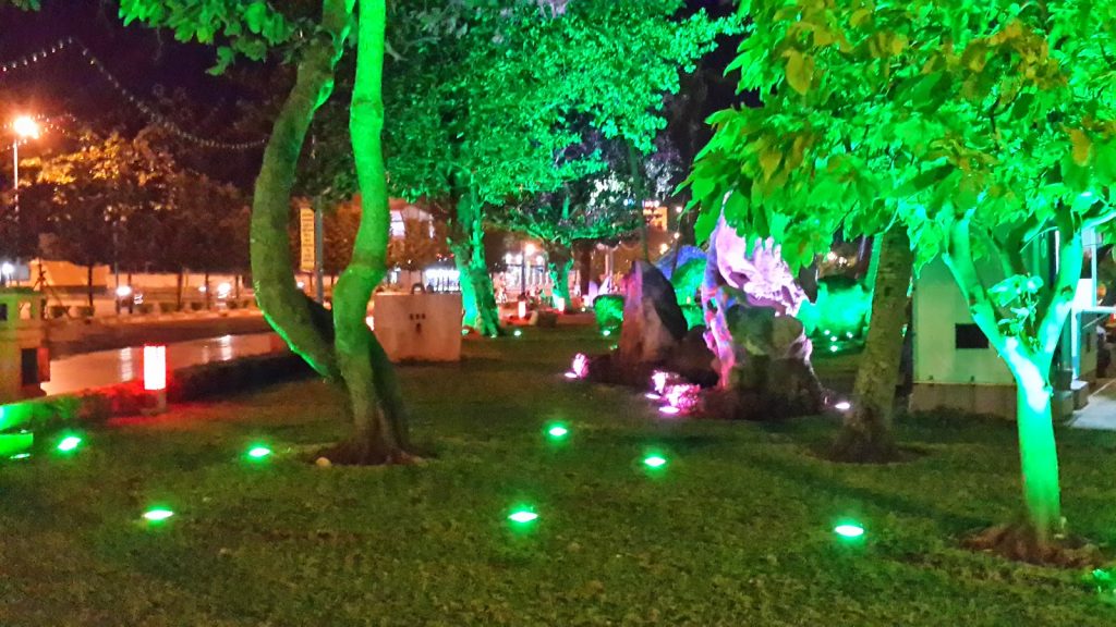 Đèn âm đất mang đến nguồn ánh sáng lạ và nổi bật