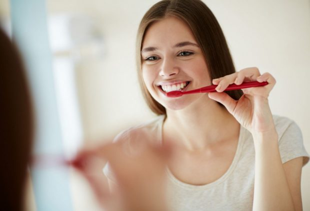 Vệ sinh răng miệng sạch sẽ trước khi đeo máng tẩy trắng răng