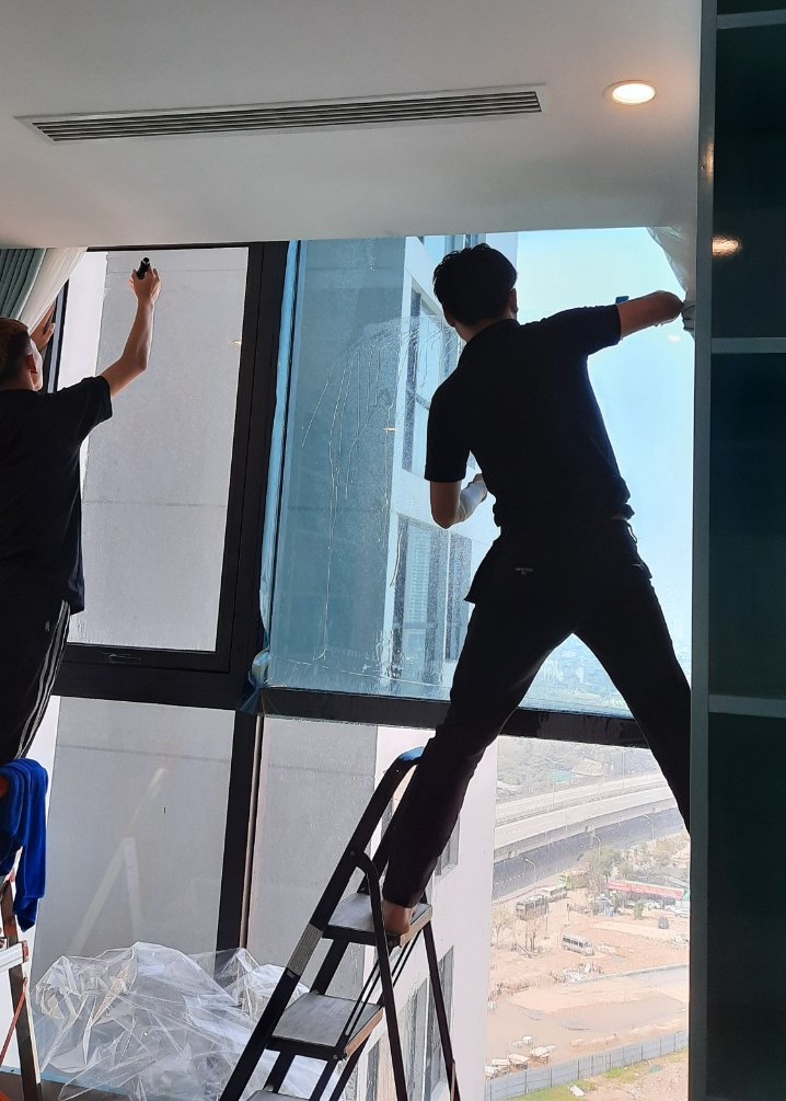 Quá trình lắp đặt phim lên kính