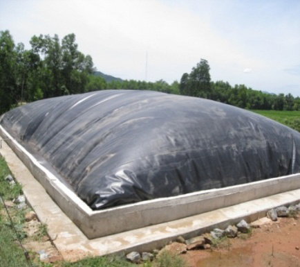 Rảnh thoát nước bảo vệ công trình hồ khí sinh học phủ bạt hdpe