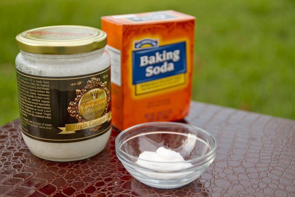 Dầu dừa kết hợp cùng baking soda làm sạch cao răng