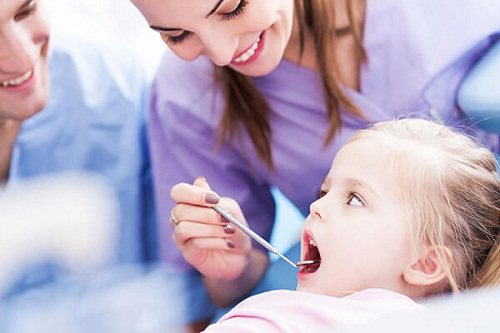 Trẻ đi khám răng định kỳ