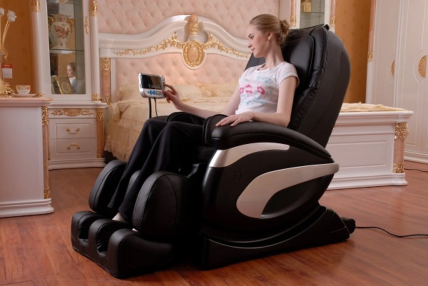 Không nên mang đồ nặng hoặc ngồi quá lâu khi dùng ghế massage