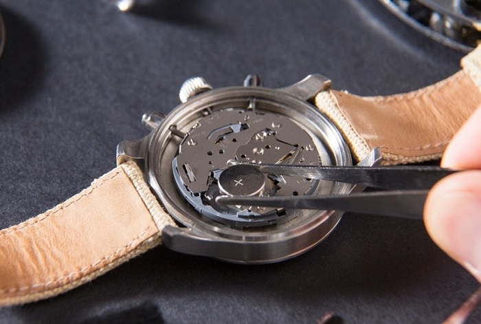 Thay pin mới đồng hồ Casio vào đúng vị trí mà pin cũ nằm.